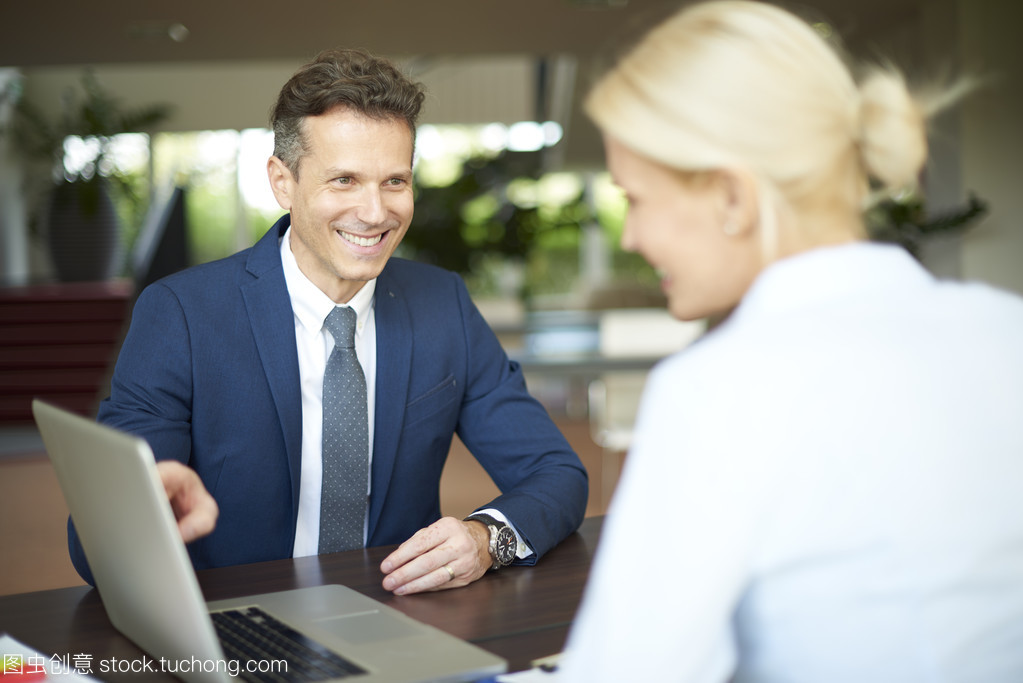 女企業(yè)家如何通過(guò)專業(yè)商務(wù)咨詢優(yōu)化客戶端管理策略